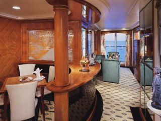 Описание на каюта Категория SE и SF - Penthouse Suite with Large Balcony на круизен кораб Norwegian Spirit – обзавеждане, площ, разположение