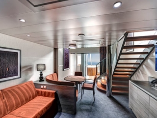 Описание на каюта ВИП мезонет - MSC Yacht Club Duplex Suite с джакузи - YJD на круизен кораб MSC Bellissima – обзавеждане, площ