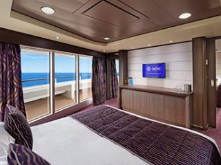 Описание на каюта ВИП апартамент - MSC Yacht Club Executive & Family Suite - YC2 на круизен кораб MSC Fantasia – обзавеждане, площ