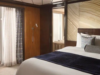 Описание на каюта Deluxe Owner's suite с голям балкон - S5 на круизен кораб Pride of America  – обзавеждане, площ