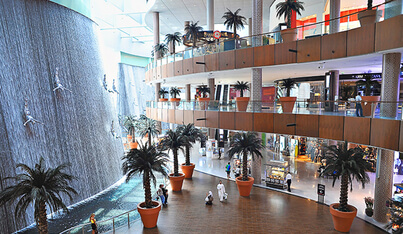 24 метровият водопад в Emirates Mall в Дубай