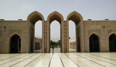 портите към голямата джамия Султан Кабус в Мускат